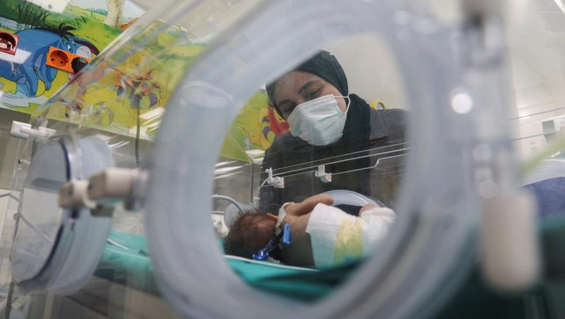 Bayi prematur asal Palestina yang dievakuasi dari konflik anata milter Isarel dan Hamas di Gaza menerima perawatan di Rumah Sakit (RS) New Administrative Capital (NAC), Kairo TImur, Mesir, Rabu (6/12/2023). (REUTERS/Amr Abdallah Dalsh)
