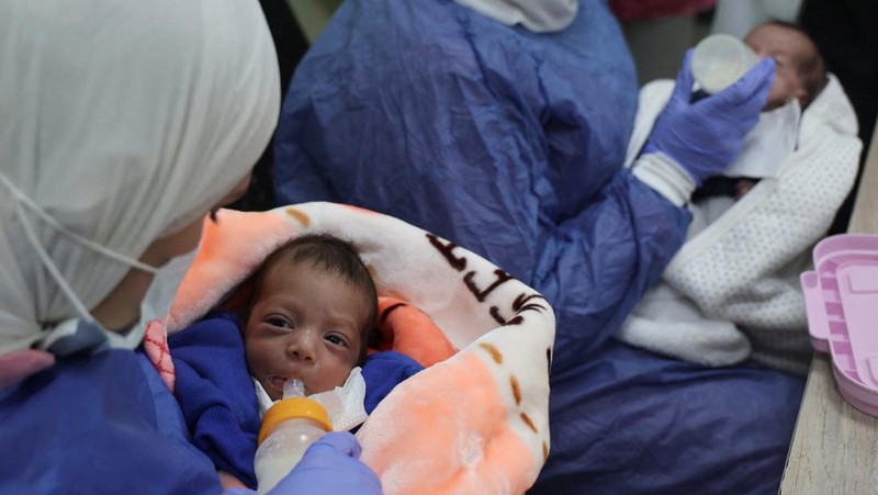 Bayi prematur asal Palestina yang dievakuasi dari konflik anata milter Isarel dan Hamas di Gaza menerima perawatan di Rumah Sakit (RS) New Administrative Capital (NAC), Kairo TImur, Mesir, Rabu (6/12/2023). (REUTERS/Amr Abdallah Dalsh)