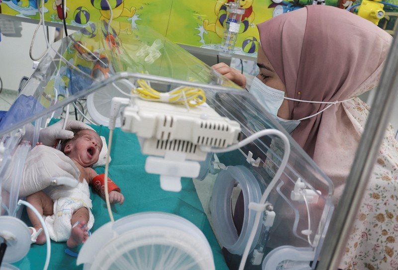 Bayi prematur asal Palestina yang dievakuasi dari konflik anata milter Isarel dan Hamas di Gaza menerima perawatan di Rumah Sakit (RS) New Administrative Capital (NAC), Kairo TImur, Mesir, Rabu (6/12/2023). (REUTERS/Amr Abdallah Dalsh) Bayi prematur asal Palestina yang dievakuasi dari konflik anata milter Isarel dan Hamas di Gaza menerima perawatan di Rumah Sakit (RS) New Administrative Capital (NAC), Kairo TImur, Mesir, Rabu (6/12/2023). (REUTERS/Amr Abdallah Dalsh)