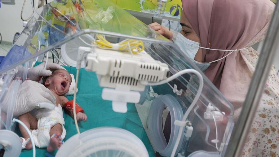 Bayi prematur asal Palestina yang dievakuasi dari konflik anata milter Isarel dan Hamas di Gaza menerima perawatan di Rumah Sakit (RS) New Administrative Capital (NAC), Kairo TImur, Mesir, Rabu (6/12/2023). (REUTERS/Amr Abdallah Dalsh)
