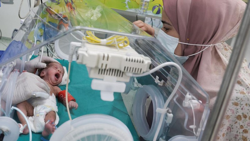 Bayi prematur asal Palestina yang dievakuasi dari konflik anata milter Isarel dan Hamas di Gaza menerima perawatan di Rumah Sakit (RS) New Administrative Capital (NAC), Kairo TImur, Mesir, Rabu (6/12/2023). (REUTERS/Amr Abdallah Dalsh)