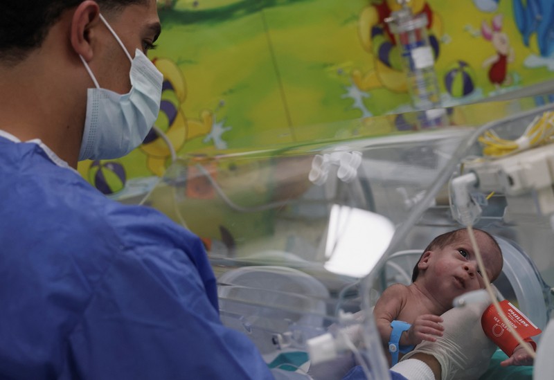 Bayi prematur asal Palestina yang dievakuasi dari konflik anata milter Isarel dan Hamas di Gaza menerima perawatan di Rumah Sakit (RS) New Administrative Capital (NAC), Kairo TImur, Mesir, Rabu (6/12/2023). (REUTERS/Amr Abdallah Dalsh) Bayi prematur asal Palestina yang dievakuasi dari konflik anata milter Isarel dan Hamas di Gaza menerima perawatan di Rumah Sakit (RS) New Administrative Capital (NAC), Kairo TImur, Mesir, Rabu (6/12/2023). (REUTERS/Amr Abdallah Dalsh)