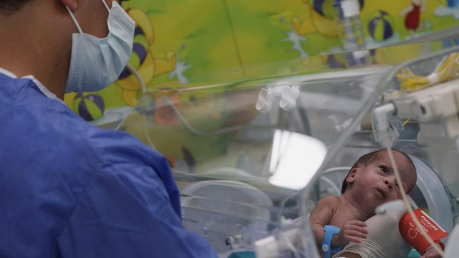 Bayi prematur asal Palestina yang dievakuasi dari konflik anata milter Isarel dan Hamas di Gaza menerima perawatan di Rumah Sakit (RS) New Administrative Capital (NAC), Kairo TImur, Mesir, Rabu (6/12/2023). (REUTERS/Amr Abdallah Dalsh)
