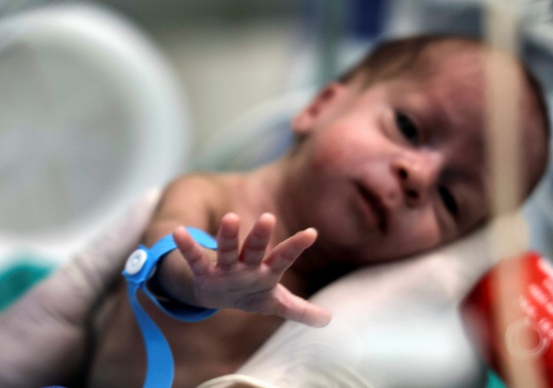 Bayi prematur asal Palestina yang dievakuasi dari konflik anata milter Isarel dan Hamas di Gaza menerima perawatan di Rumah Sakit (RS) New Administrative Capital (NAC), Kairo TImur, Mesir, Rabu (6/12/2023). (REUTERS/Amr Abdallah Dalsh)