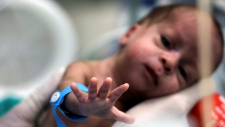Bayi prematur asal Palestina yang dievakuasi dari konflik anata milter Isarel dan Hamas di Gaza menerima perawatan di Rumah Sakit (RS) New Administrative Capital (NAC), Kairo TImur, Mesir, Rabu (6/12/2023). (REUTERS/Amr Abdallah Dalsh)