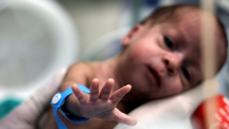 Bayi prematur asal Palestina yang dievakuasi dari konflik anata milter Isarel dan Hamas di Gaza menerima perawatan di Rumah Sakit (RS) New Administrative Capital (NAC), Kairo TImur, Mesir, Rabu (6/12/2023). (REUTERS/Amr Abdallah Dalsh)
