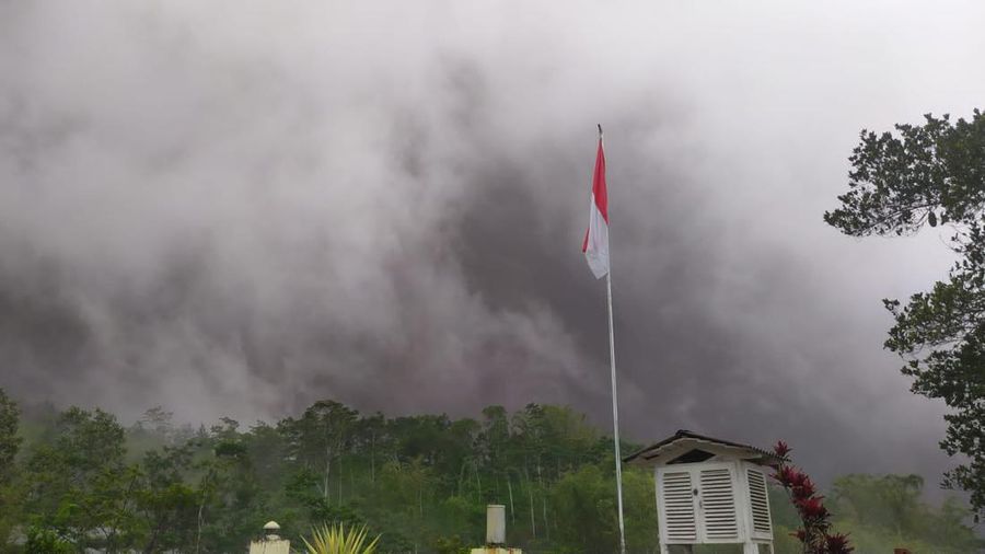 Gunung Merapi mengeluarkan awan panas guguran (APG) pada hari ini, Jumat (8/12) pukul 14.46 WIB. (Dok. BNPB)