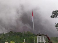 Merapi Keluarkan Awan Panas, Magelang Siaga Banjir Lahar