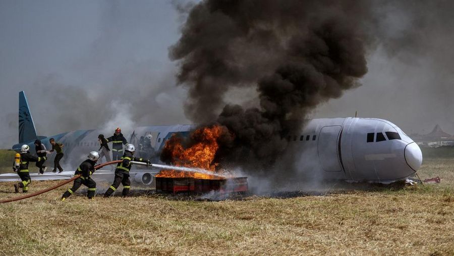 Ilustrasi kecelakaan pesawat. (Photo by JUNI KRISWANTO / AFP)