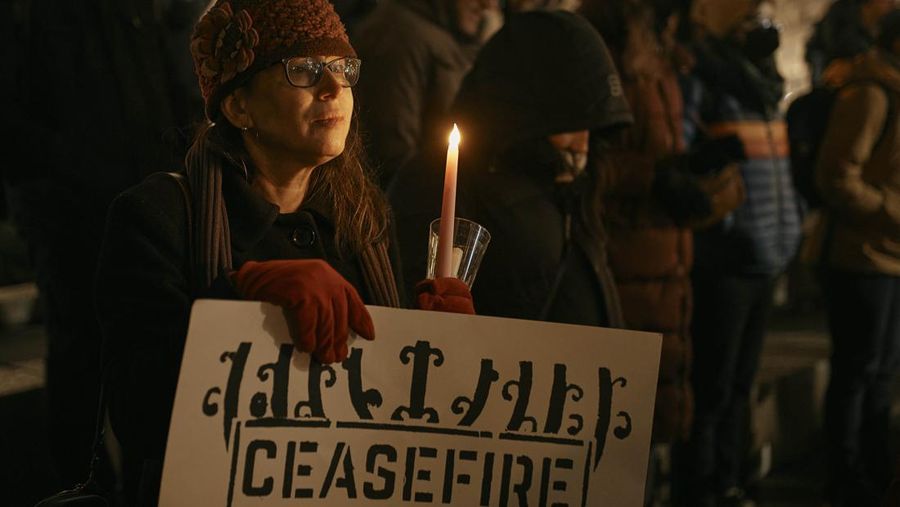 Komunitas Yahudi AS berkumpul di New York untuk menuntut gencatan senjata di Gaza , Kamis (7/12/2023). (AP Photo/Andres Kudacki)