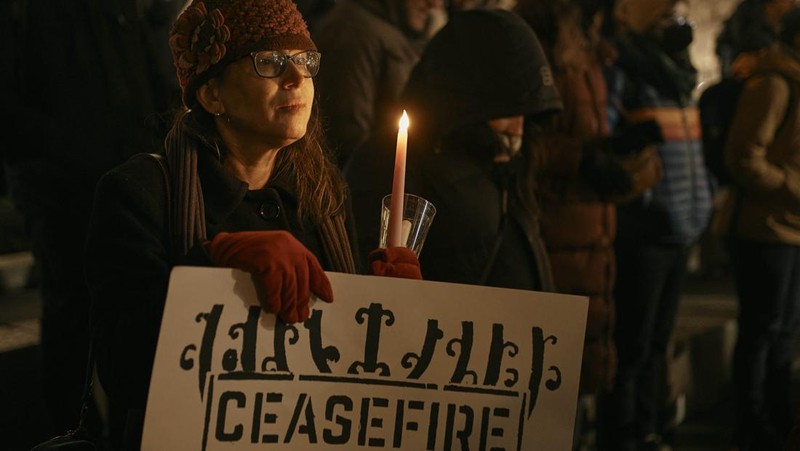 Komunitas Yahudi AS berkumpul di New York untuk menuntut gencatan senjata di Gaza , Kamis (7/12/2023). (AP Photo/Andres Kudacki)