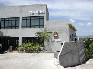 Kopi Tebing, Cocok untuk WFC Sambil Melihat Panorama Kota Waingapu