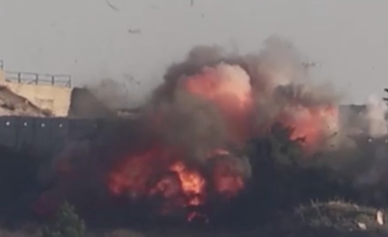 Ledakan pos militer Israel di Perbatasan Lebanon. (REUTERS) Ledakan pos militer Israel di Perbatasan Lebanon. (REUTERS)