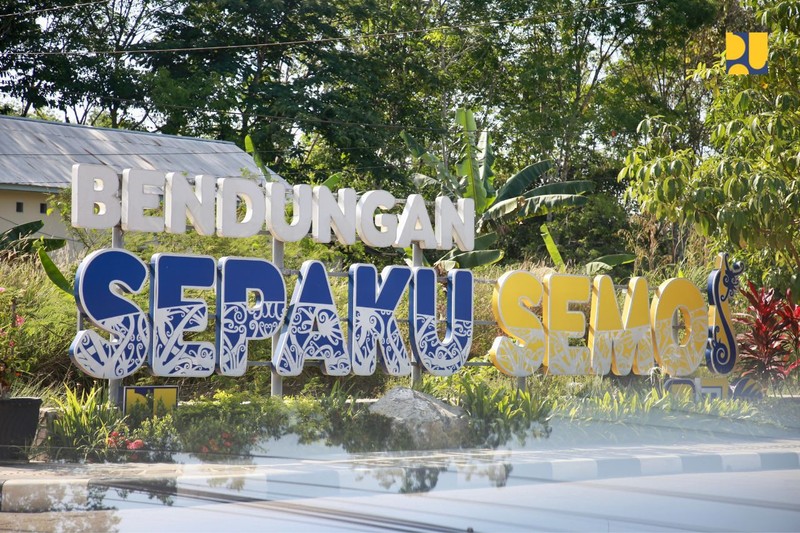 Kementerian PUPR tengah menyelesaikan pembangunan Bendungan Sepaku Semoi dan Intake Sungai Sepaku di Kabupaten Penajam Paser Utara, Kalimantan Timur. (AFP via Getty Images/ADEK BERRY)