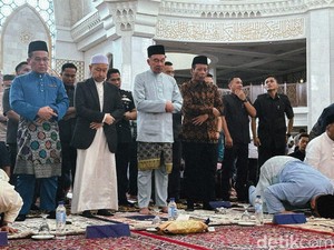 Mahfud Salat Jumat Bareng Anwar Ibrahim di Masjid Persekutuan Malaysia