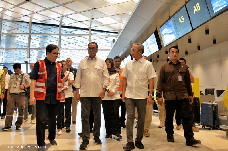 Menteri Perhubungan Budi Karya Sumadi, Jumat (8/12), meninjau kesiapan Bandara Internasional Dhoho Kediri jelang beroperasi secara komersial pada awal tahun 2024. Menteri Perhubungan Budi Karya Sumadi, Jumat (8/12), meninjau kesiapan Bandara Internasional Dhoho Kediri jelang beroperasi secara komersial pada awal tahun 2024. (Dok. Kemenhub)