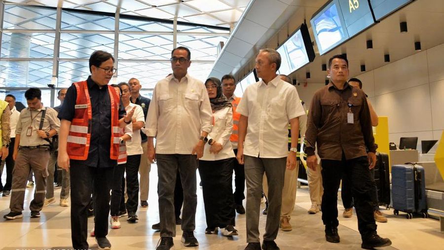Menteri Perhubungan Budi Karya Sumadi, Jumat (8/12), meninjau kesiapan Bandara Internasional Dhoho Kediri jelang beroperasi secara komersial pada awal tahun 2024. (Dok. Kemenhub)