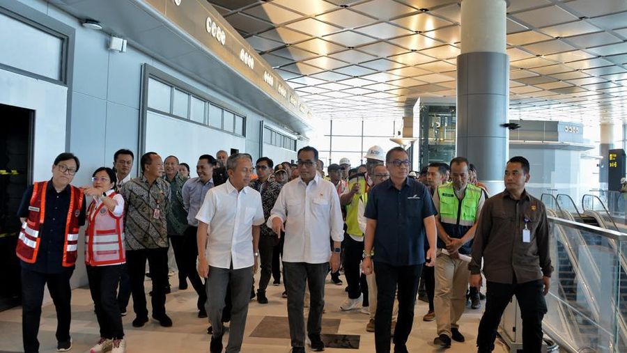 Menteri Perhubungan Budi Karya Sumadi, Jumat (8/12), meninjau kesiapan Bandara Internasional Dhoho Kediri jelang beroperasi secara komersial pada awal tahun 2024. (Dok. Kemenhub)
