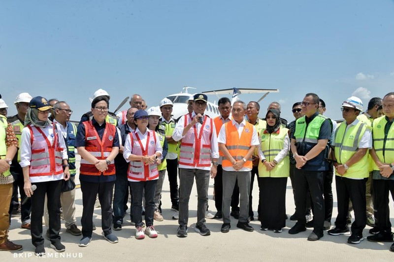 Menteri Perhubungan Budi Karya Sumadi, Jumat (8/12), meninjau kesiapan Bandara Internasional Dhoho Kediri jelang beroperasi secara komersial pada awal tahun 2024. Menteri Perhubungan Budi Karya Sumadi, Jumat (8/12), meninjau kesiapan Bandara Internasional Dhoho Kediri jelang beroperasi secara komersial pada awal tahun 2024. (Dok. Kemenhub)