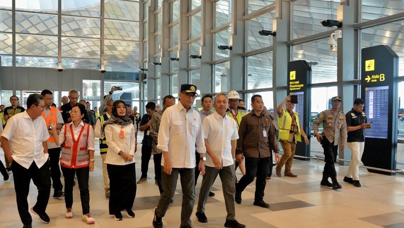 Menteri Perhubungan Budi Karya Sumadi, Jumat (8/12), meninjau kesiapan Bandara Internasional Dhoho Kediri jelang beroperasi secara komersial pada awal tahun 2024. (Dok. Kemenhub)