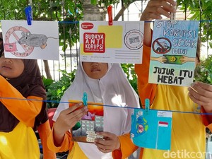 Jelang Hari Antikorupsi, Siswa SD Pameran Poster di Ngarsopuro Solo