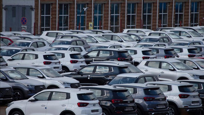 Pemandangan menunjukkan mobil baru yang diproduksi oleh pabrikan mobil China Chery, di tempat parkir pabrik Sollers di Vladivostok, Rusia 15 Oktober 2023. (REUTERS/Tatiana Meel/File Foto)