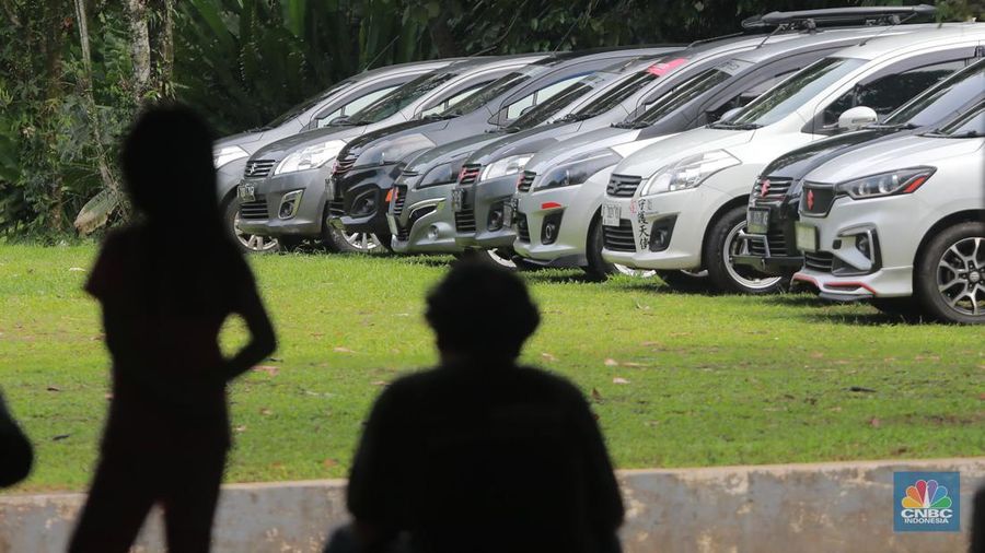 Pengunjung memarkir kendaraan roda dua di Stasiun KA Kalibata, Jakarta, Jumat, (8/12/2023). (CNBC Indonesia/Muhammad Sabki)