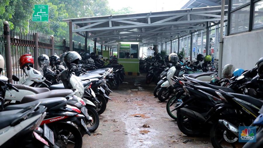 Pengunjung memarkir kendaraan roda dua di Stasiun KA Kalibata, Jakarta, Jumat, (8/12/2023). (CNBC Indonesia/Muhammad Sabki)
