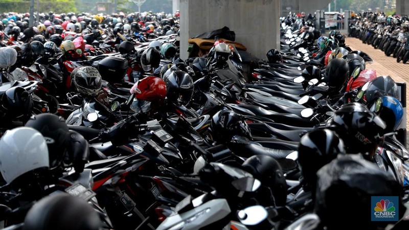 Pengunjung memarkir kendaraan roda dua di Stasiun KA Kalibata, Jakarta, Jumat, (8/12/2023). (CNBC Indonesia/Muhammad Sabki)