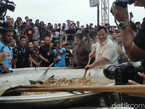 Prabowo Masak di Kuali Besar Bareng YouTuber Bobon di Cilincing