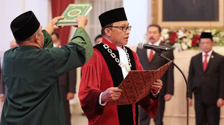 Ridwan Mansyur saat mengucapkan sumpah jabatannya sebagai Hakim Konstitusi, pada Jumat (08/12) di Istana Negara, Jakarta. (Dok. Humas/Ifa/mkri)