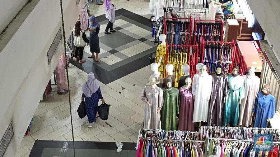 Suasana di Blok A dan Blok B Pasar Tanah Abang hari ini, Jumat (8/12/2023). (CNBC Indonesia/Martyasari Rizky)