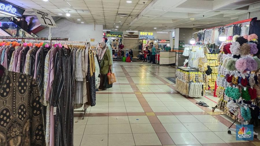 Suasana di Blok A dan Blok B Pasar Tanah Abang hari ini, Jumat (8/12/2023). (վ/Martyasari Rizky)