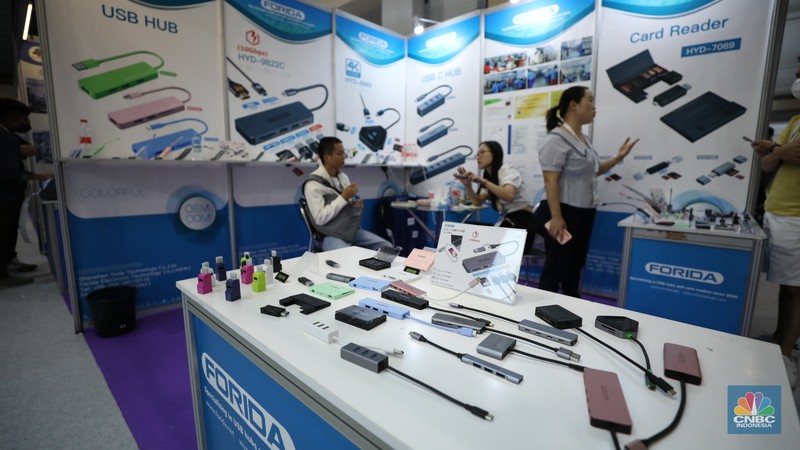Suasana pameran industri elektronik bertajuk Global Sources Electronics Indonesia (GSEI) 2023 di JCC Senayan, Jumat (8/12/2023). (CNBC Indonesia/Tri Susilo)
