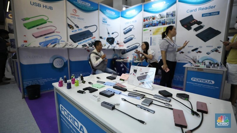 Suasana pameran industri elektronik bertajuk Global Sources Electronics Indonesia (GSEI) 2023 di JCC Senayan, Jumat (8/12/2023). (CNBC Indonesia/Tri Susilo)