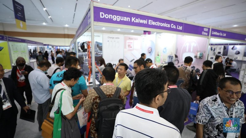 Suasana pameran industri elektronik bertajuk Global Sources Electronics Indonesia (GSEI) 2023 di JCC Senayan, Jumat (8/12/2023). (CNBC Indonesia/Tri Susilo)