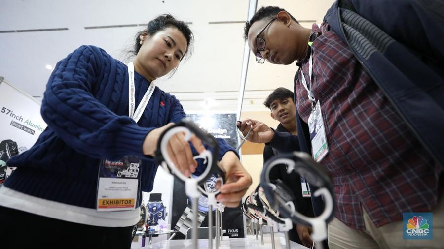 Suasana pameran industri elektronik bertajuk Global Sources Electronics Indonesia (GSEI) 2023 di JCC Senayan, Jumat (8/12/2023). (CNBC Indonesia/Tri Susilo)