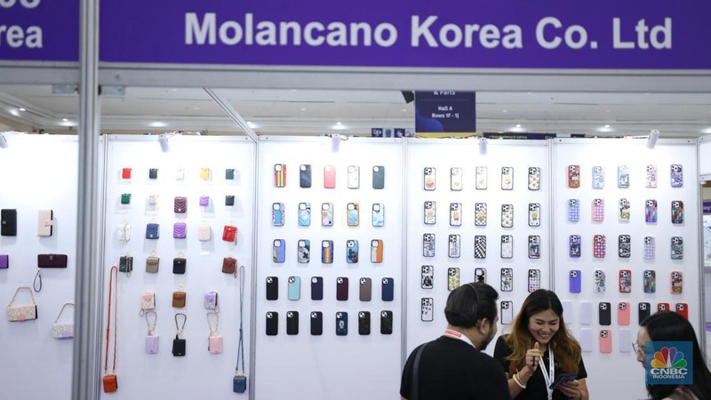 Suasana pameran industri elektronik bertajuk Global Sources Electronics Indonesia (GSEI) 2023 di JCC Senayan, Jumat (8/12/2023). (CNBC Indonesia/Tri Susilo)