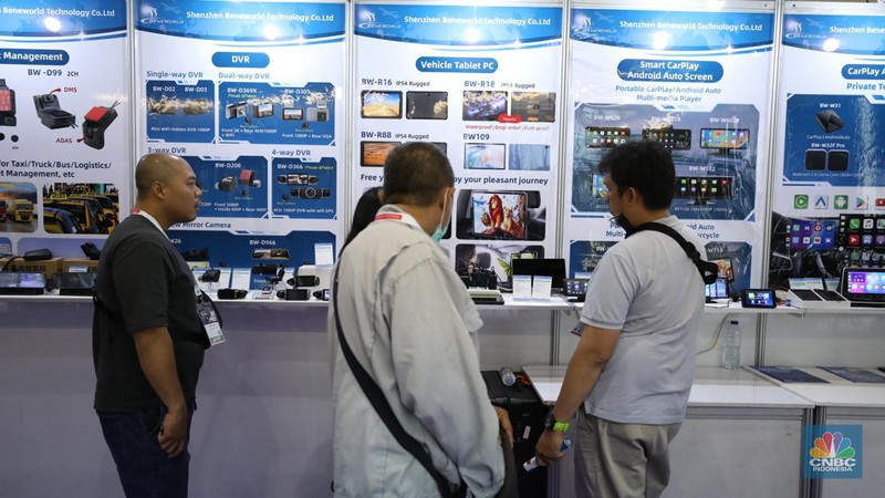 Suasana pameran industri elektronik bertajuk Global Sources Electronics Indonesia (GSEI) 2023 di JCC Senayan, Jumat (8/12/2023). (CNBC Indonesia/Tri Susilo)