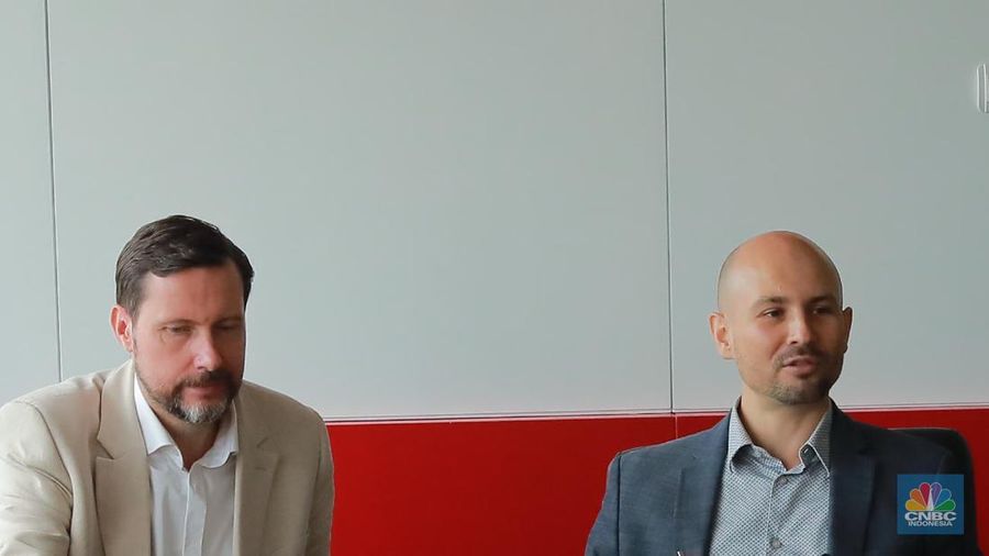 Wakil Duta Besar Polandia untuk Indonesia, Piotr Firlus & Kepala Biro Jakarta Polish Invesment and Trade Agency, Jacek Kolomyjec saat ditemui di Kantor Polish Invesment and Trade Agency, Sudirman, Jakarta, Jumat (8/12/2023). (CNBC Indonesia/Muhammad Sabki)