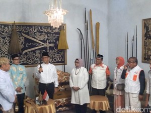 Datangi Keraton Kasepuhan, Anies Genggam Keris Sunan Gunung Jati