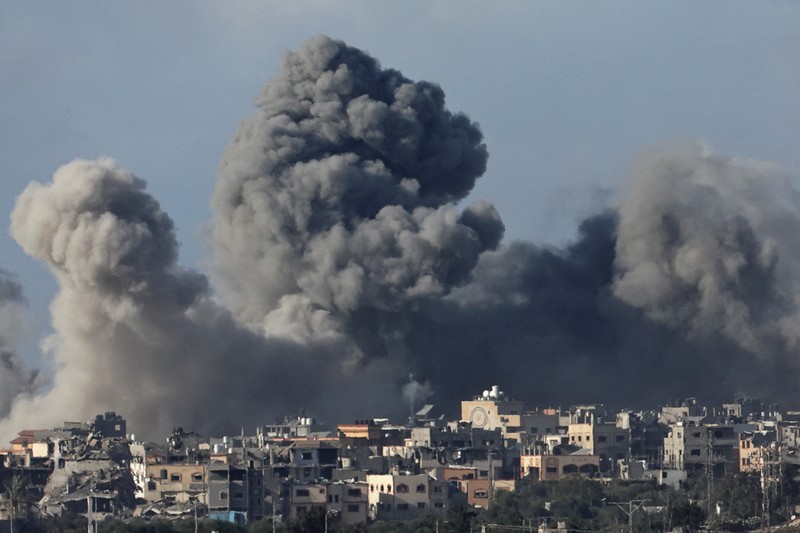 Helikopter Israel menembakkan roket, di tengah konflik yang sedang berlangsung antara Israel dan kelompok Islam Palestina Hamas, di dekat perbatasan Israel-Gaza dilihat dari selatan Israel, 9 Desember 2023. (REUTERS/Athit Perawongmetha) Helikopter Israel menembakkan roket, di tengah konflik yang sedang berlangsung antara Israel dan kelompok Islam Palestina Hamas, di dekat perbatasan Israel-Gaza dilihat dari selatan Israel, 9 Desember 2023. (REUTERS/Athit Perawongmetha)
