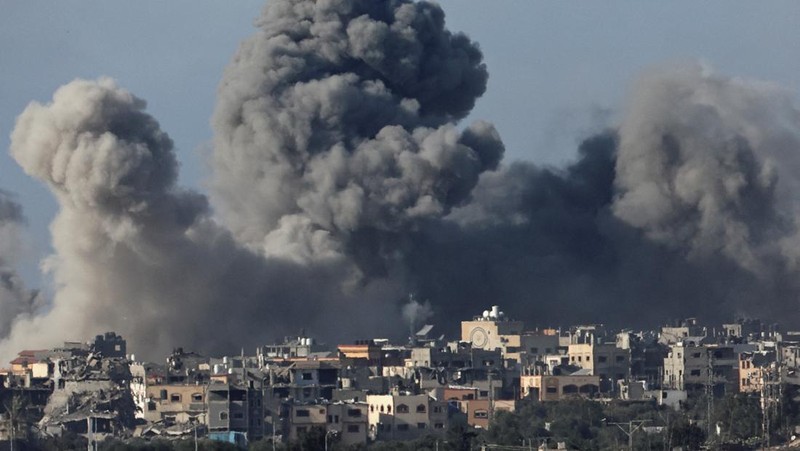 Helikopter Israel menembakkan roket, di tengah konflik yang sedang berlangsung antara Israel dan kelompok Islam Palestina Hamas, di dekat perbatasan Israel-Gaza dilihat dari selatan Israel, 9 Desember 2023. (REUTERS/Athit Perawongmetha)