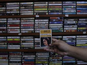 Pedagang Kaset Masih Eksis Meski Zaman Sudah Berubah