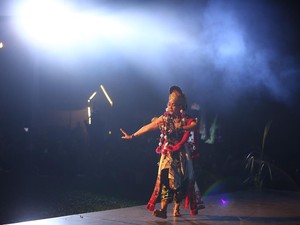 Dewi Gita Membius Warga Sukabumi Lewat Tari Kandagan Khas Sunda