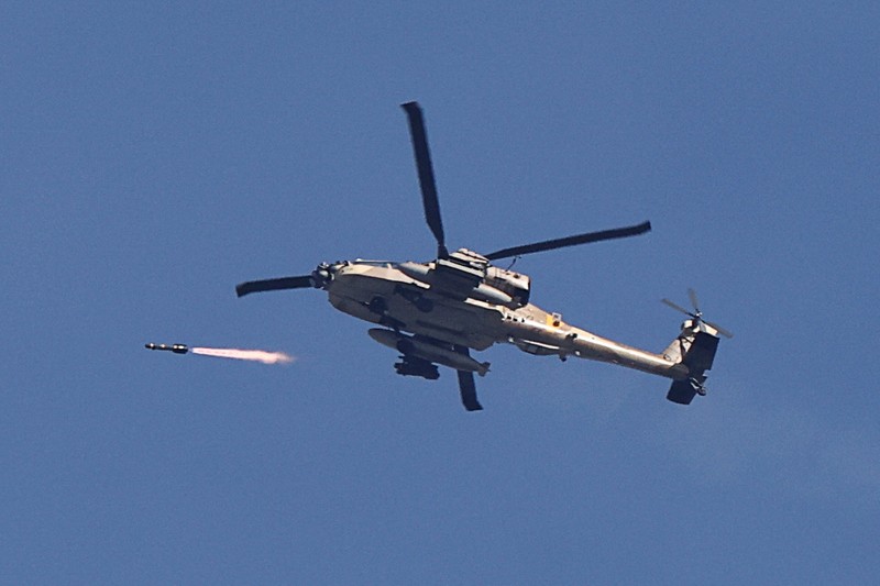 Helikopter Israel menembakkan roket, di tengah konflik yang sedang berlangsung antara Israel dan kelompok Islam Palestina Hamas, di dekat perbatasan Israel-Gaza dilihat dari selatan Israel, 9 Desember 2023. (REUTERS/Athit Perawongmetha) Helikopter Israel menembakkan roket, di tengah konflik yang sedang berlangsung antara Israel dan kelompok Islam Palestina Hamas, di dekat perbatasan Israel-Gaza dilihat dari selatan Israel, 9 Desember 2023. (REUTERS/Athit Perawongmetha)