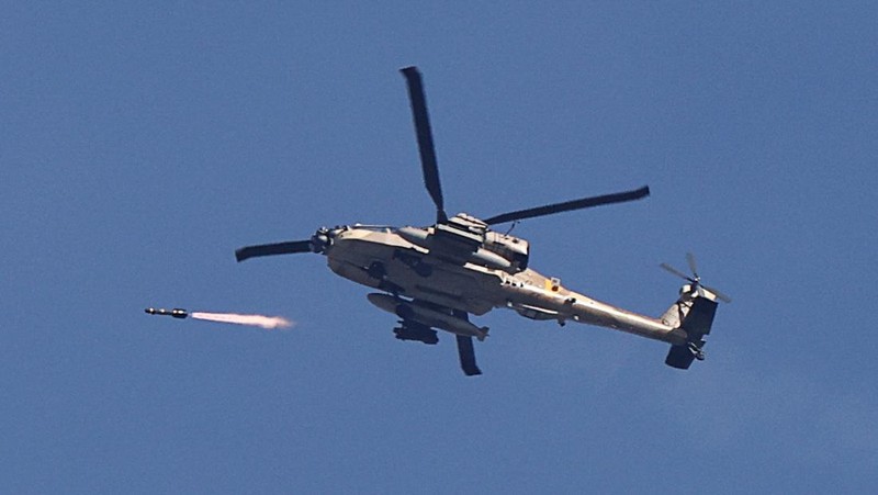Helikopter Israel menembakkan roket, di tengah konflik yang sedang berlangsung antara Israel dan kelompok Islam Palestina Hamas, di dekat perbatasan Israel-Gaza dilihat dari selatan Israel, 9 Desember 2023. (REUTERS/Athit Perawongmetha)