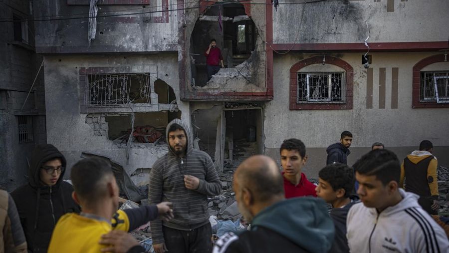 Helikopter Israel menembakkan roket, di tengah konflik yang sedang berlangsung antara Israel dan kelompok Islam Palestina Hamas, di dekat perbatasan Israel-Gaza dilihat dari selatan Israel, 9 Desember 2023. (REUTERS/Athit Perawongmetha)