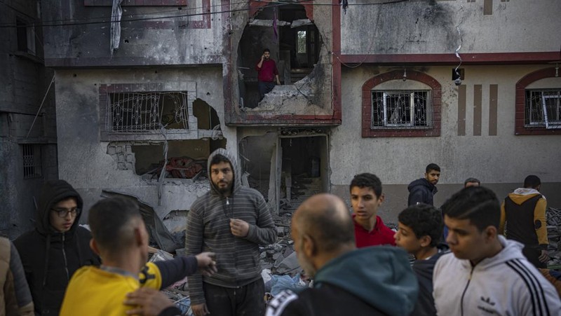 Helikopter Israel menembakkan roket, di tengah konflik yang sedang berlangsung antara Israel dan kelompok Islam Palestina Hamas, di dekat perbatasan Israel-Gaza dilihat dari selatan Israel, 9 Desember 2023. (REUTERS/Athit Perawongmetha)