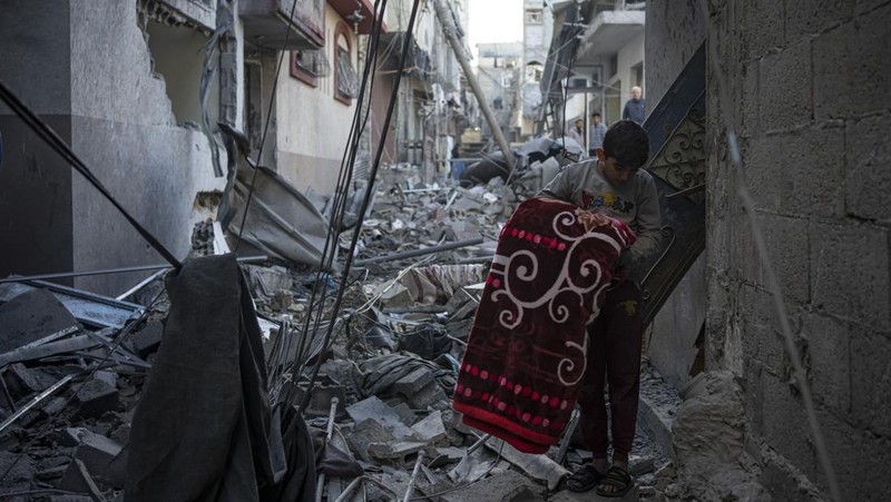 Helikopter Israel menembakkan roket, di tengah konflik yang sedang berlangsung antara Israel dan kelompok Islam Palestina Hamas, di dekat perbatasan Israel-Gaza dilihat dari selatan Israel, 9 Desember 2023. (REUTERS/Athit Perawongmetha)
